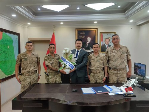 Kaymakam ve Belediye Başkan V. Sn. Mustafa KARALİ, Jandarma Teşkilatının 183. Yıl dönümü dolayısı ile Jandarma personellerini makamında kabul etti.