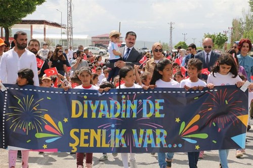 Diyadin Kaymakamlığı / Diyadin Belediyesi  iş birliğiyle organize edilen üç gün boyunca sürecek olan Diyadin Çocuk Şenliği bugün başladı.