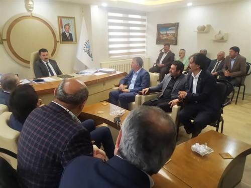 AK Parti Ağrı İl Başkanı Sn. Halil ÖZYOLCU ve beraberindeki heyet, Kaymakam ve Belediye Başkan V. Sn. Mustafa KARALİ' ye ziyarette bulundu.
