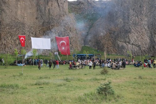 Diyadin Kaymakamlığı  ve Diyadin Belediyesi iş birliğiyle açık havada konser ve sinema etkinliği yapıldı.