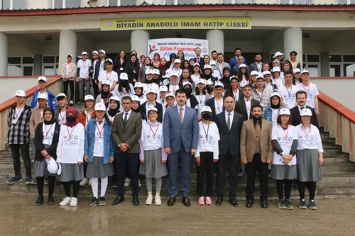 Kaymakam ve Belediye Başkan V. Sn. Mustafa KARALİ, Diyadin Anadolu İmam Hatip Lisesi tarafından hazırlanan 4006 TÜBİTAK bilim fuarına katıldı.